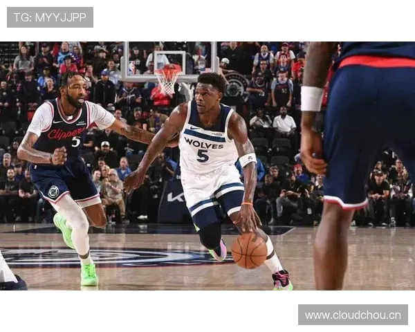 爱德华兹连续四场得分爆发提升进攻效率拉开后卫线差距