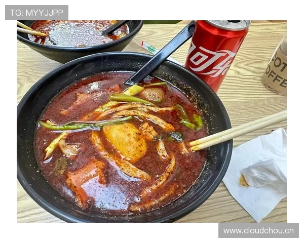 费钰婷在路边摊吃串儿，手上那只名牌包让我怀疑人生